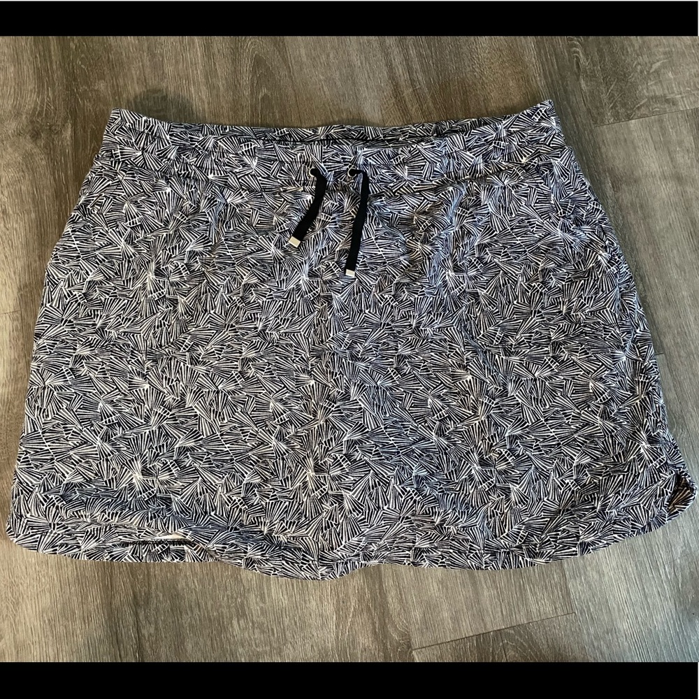 Croft &Barrow black and white pattern stretch Skort